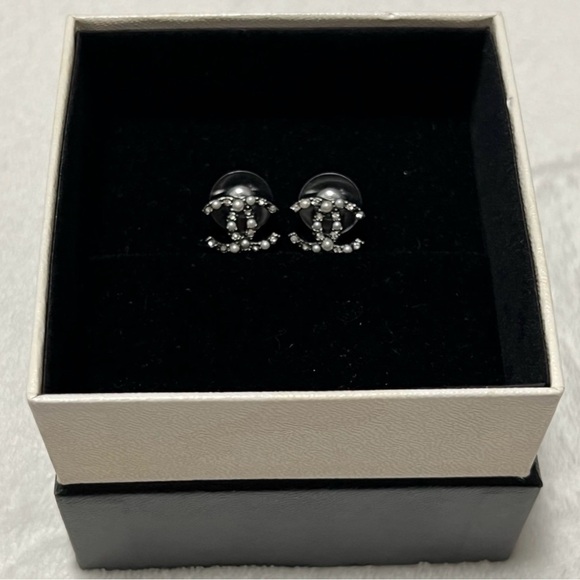 Chanel classic pearls crystals CC logo earrings - Picture 3 of 7